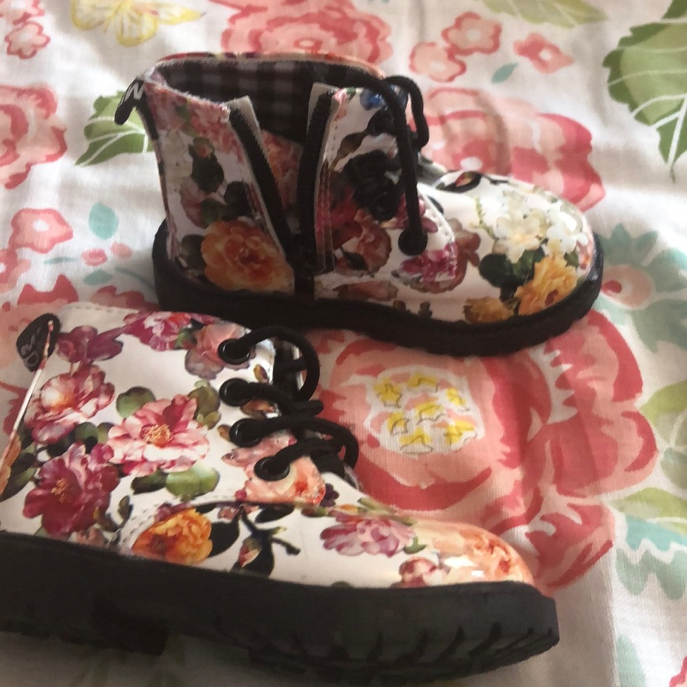 2/10 bundle eligible ⭐️  BABY SIZE 6 EQUIVALENT